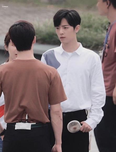 肖战最新路透爆料,神秘造型引期待,粉丝热议新作品 第3张 肖战最新路透爆料,神秘造型引期待,粉丝热议新作品 第3张